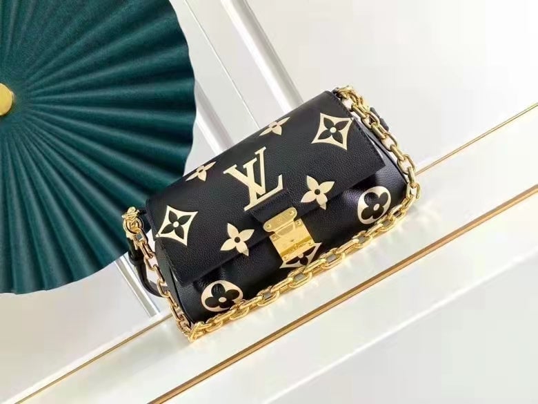 Louis Vuitton Favorite 24Cm Black view 3