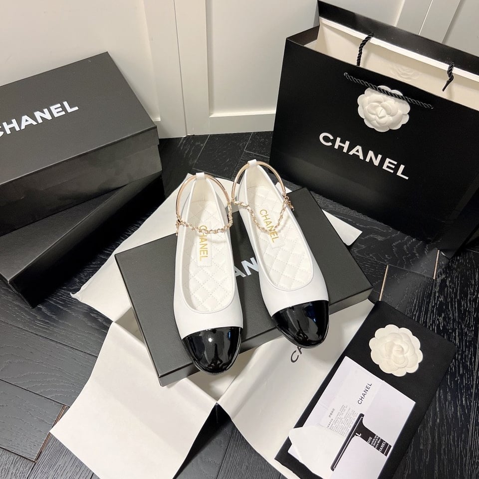 Chanel Interlocking Cc Logo Ballet Flats Black White view 6