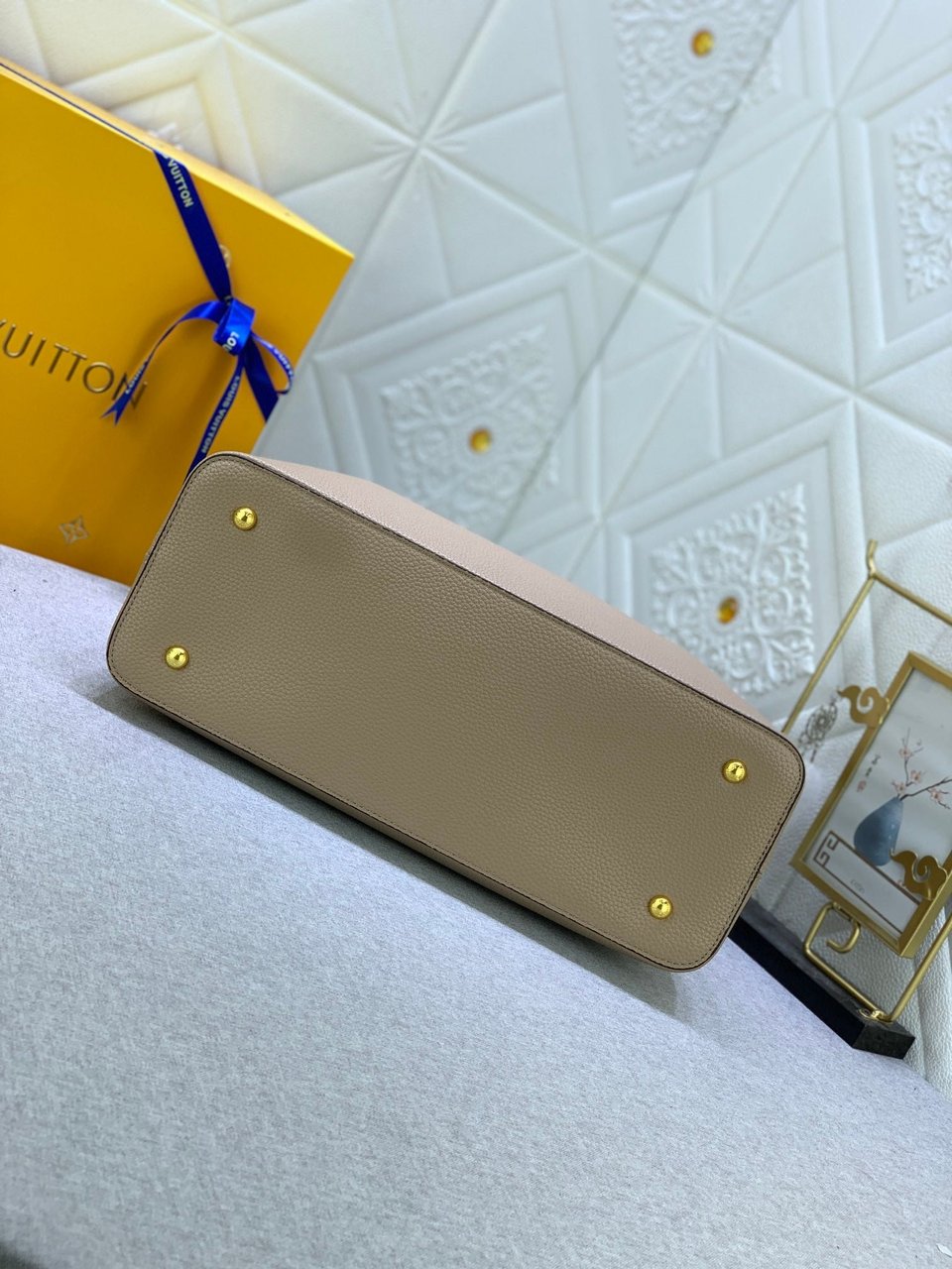 Louis Vuitton Capucines Mm Grey view 4