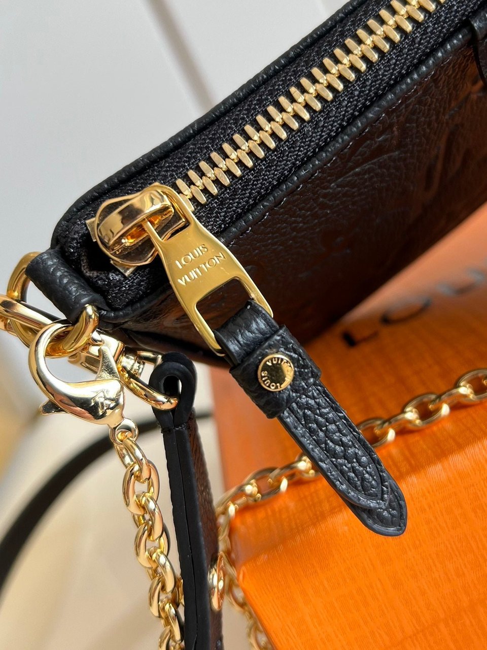 Louis Vuitton Easy Pouch On Strap 19Cm Black view 9