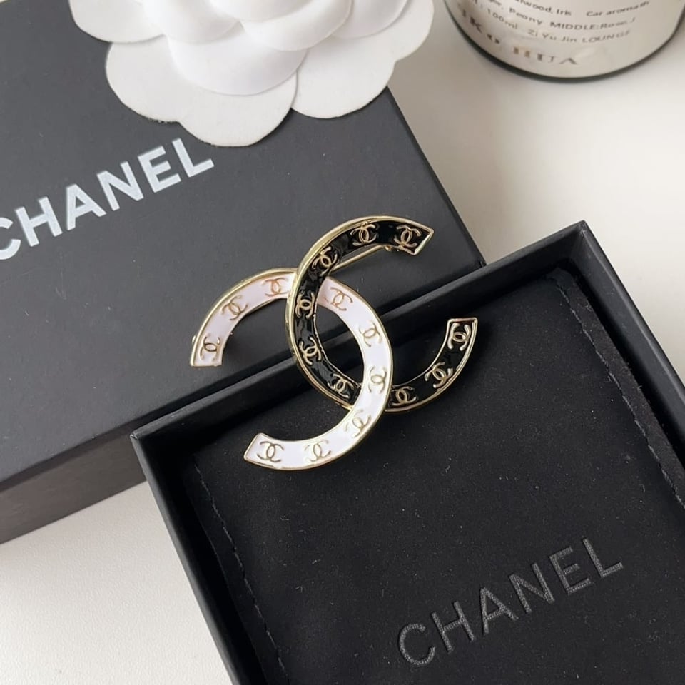 Chanel Cc Brooch Black And White view 9