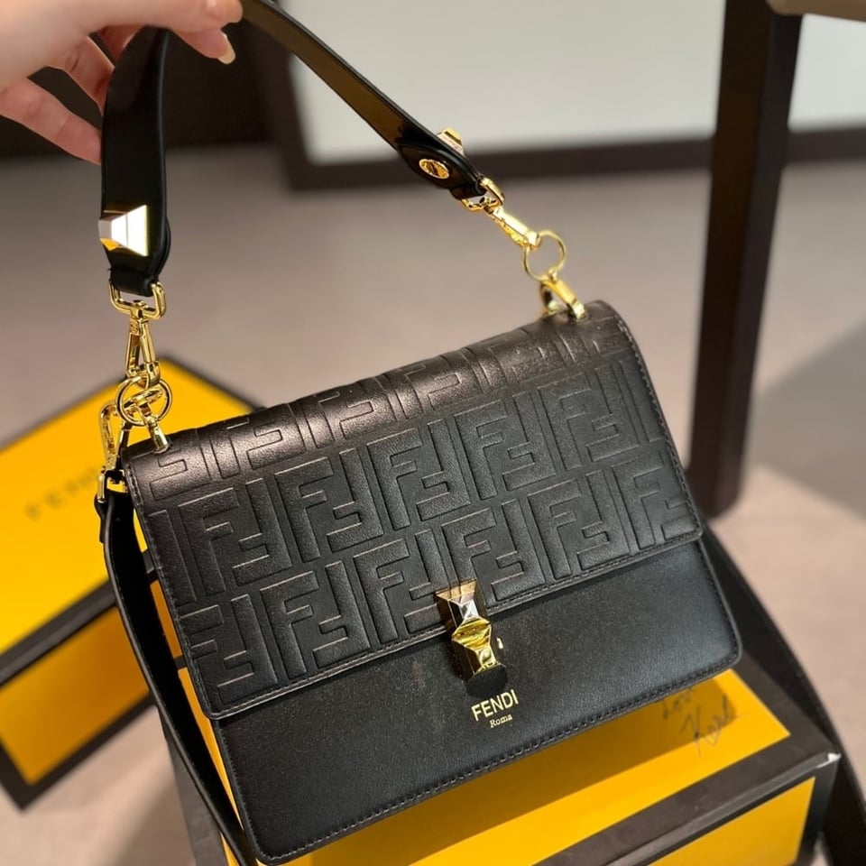 Fendi Logo Embossed Kan I Black 24Cm view 4