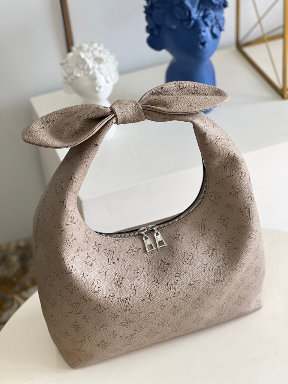 Louis Vuitton Why Knot Mm Beige view 5