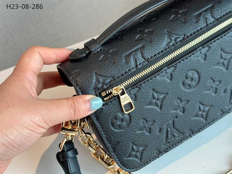 Louis Vuitton Pochette M Tis East West Bag Black 21Cm M46595 view 5