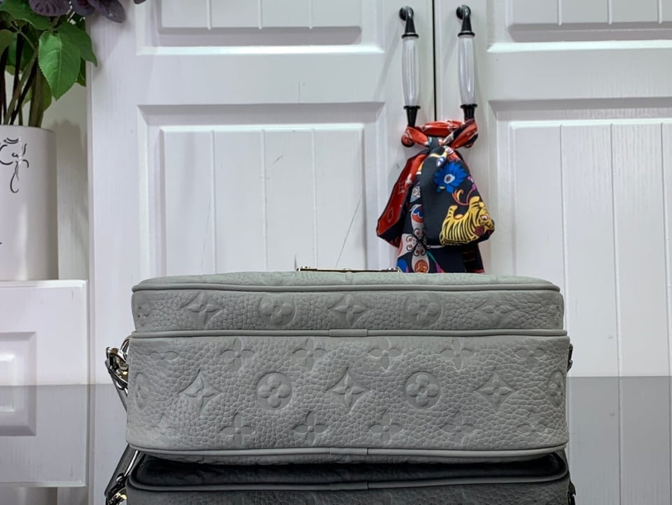 Louis Vuitton S Lock Messenger White 28Cm M23152 view 9