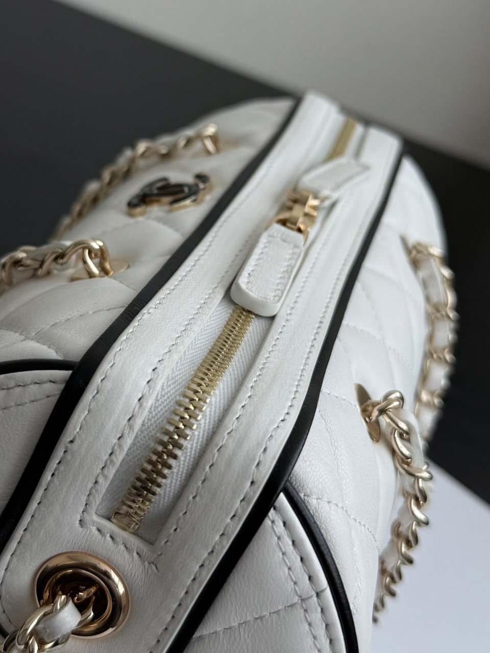 Chanel Spring Summer 2025 Pre-collection Clutch With Chain Lambskin White 18.5cm/ 7.3inches view 9