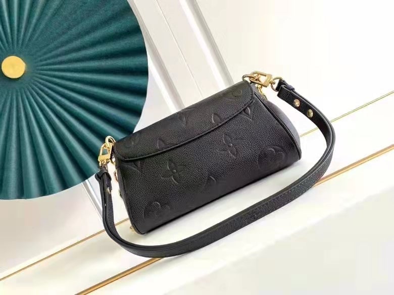 Louis Vuitton Favorite 24Cm Black Noir view 8