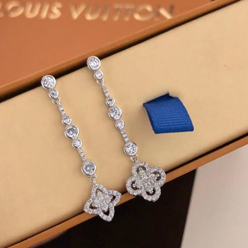 Louis Vuitton Blossom Stud Earrings White Gold And Diamonds view 5