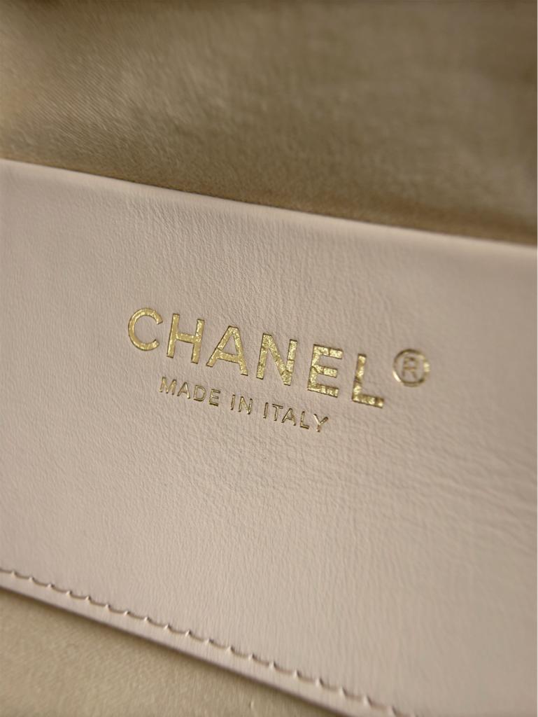 Chanel 25 Mini Métiers D’art Handbag Light Beige And Black 22cm/8.7in view 2