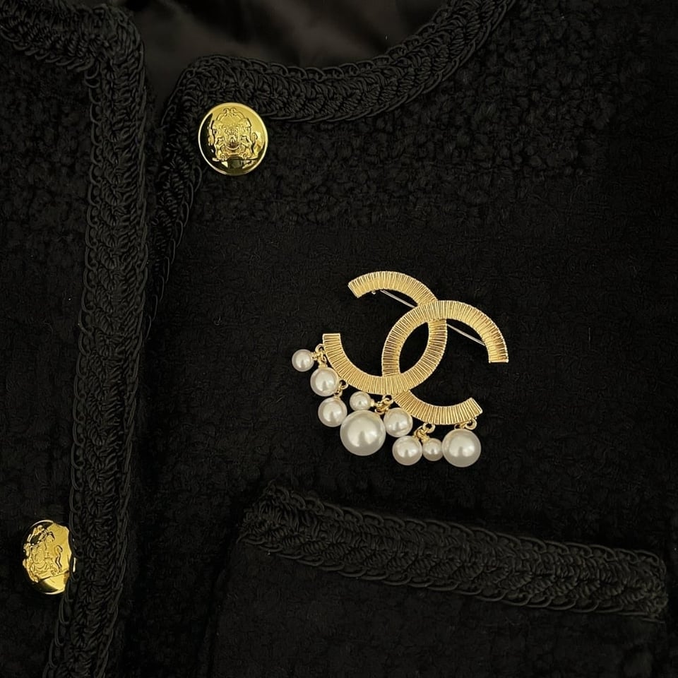 Chanel Cc Brooch Gold With Pearls view 4
