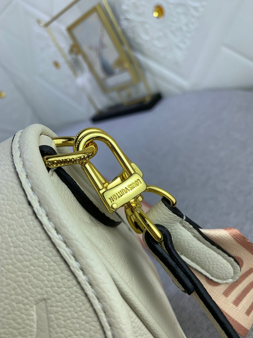 Louis Vuitton Diane Monogram In Cream 23Cm M46386 view 5
