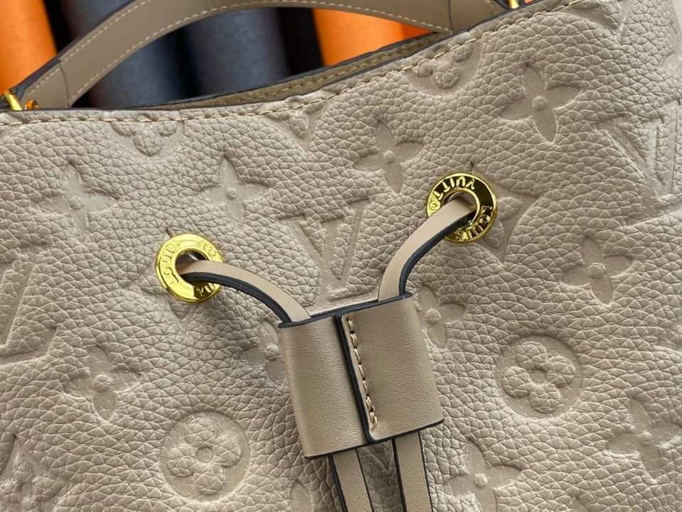 Louis Vuitton Neonoe Mm Beige 26Cm view 5