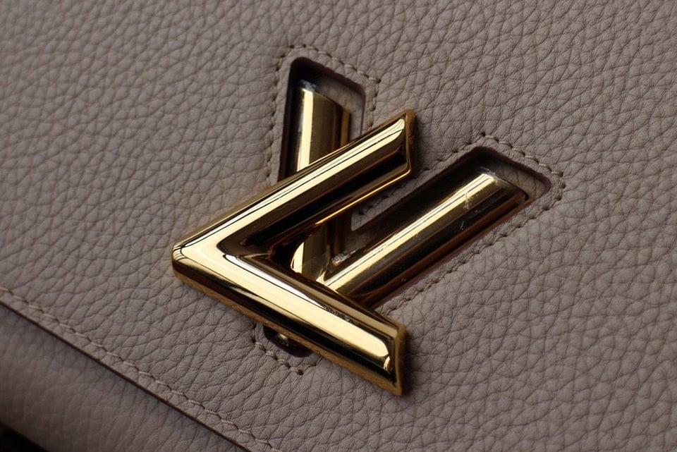 Louis Vuitton Twist One Handle Pm 25Cm Greige view 6