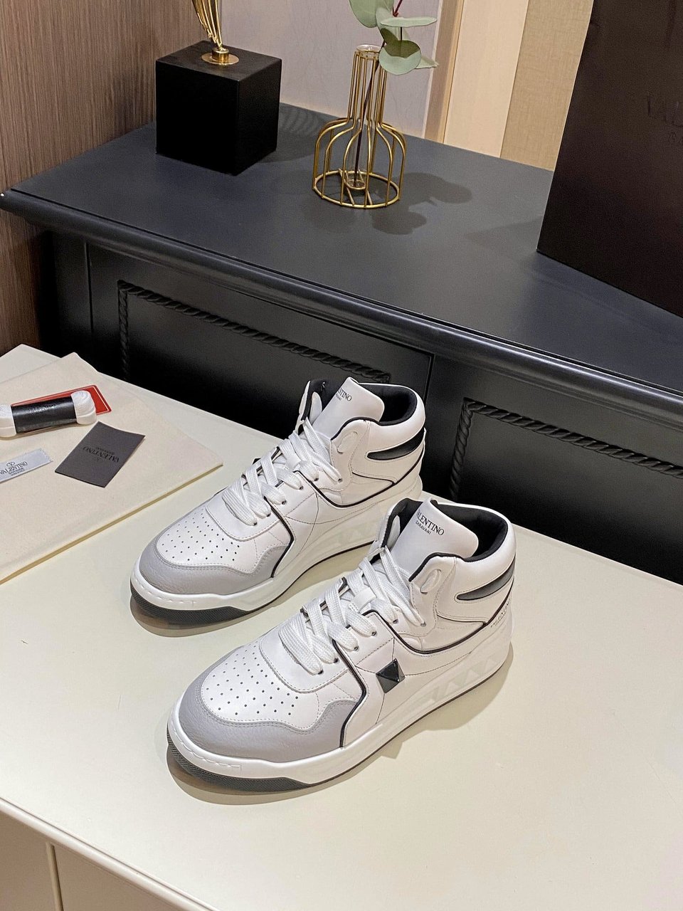 Valentino One Stud Mid-Top Calfskin Sneaker White Ys0E63Nwn 0N2 view 8