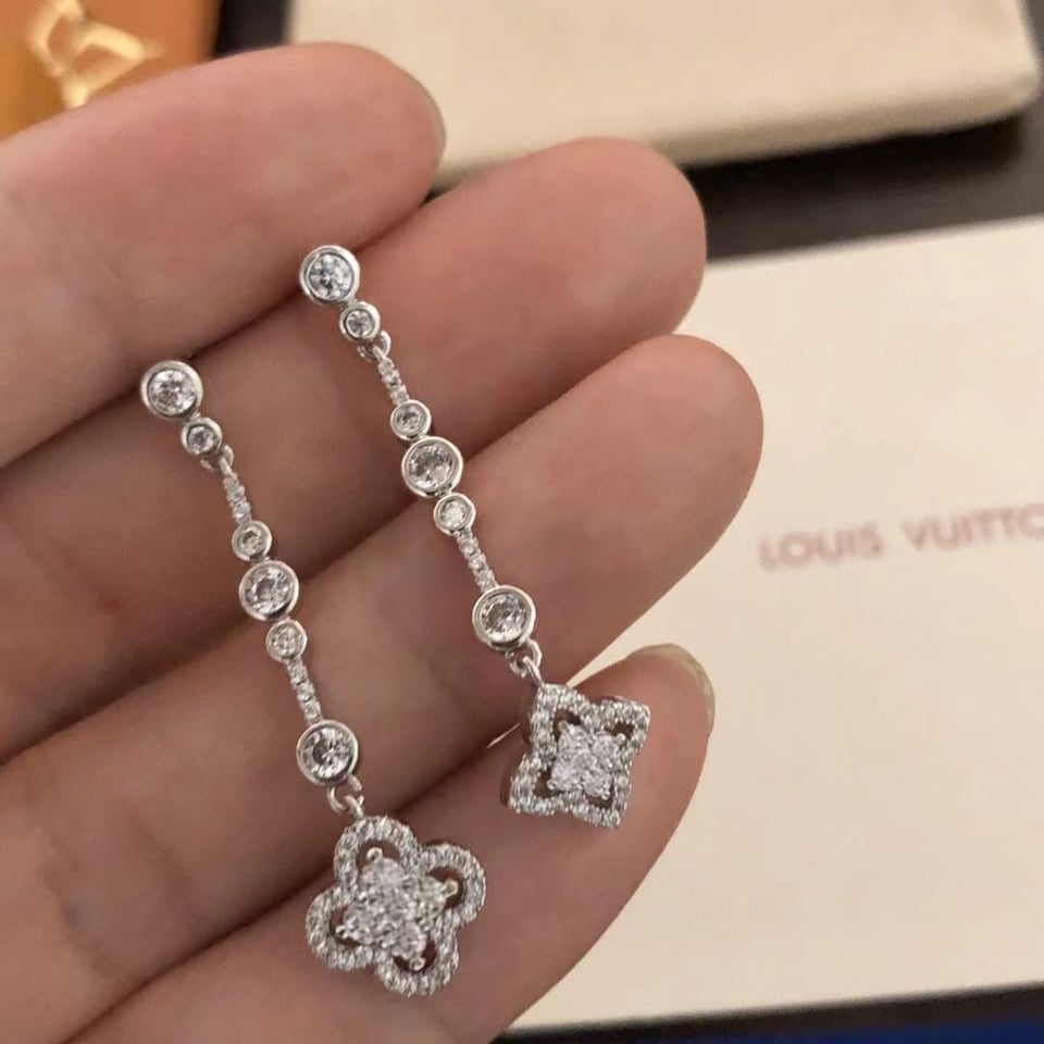 Louis Vuitton Blossom Stud Earrings White Gold And Diamonds view 3