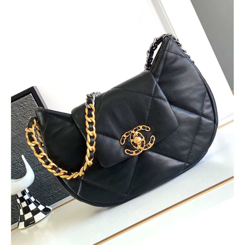 Chanel 19 Hobo Bag Black Quilted Lambskin 24cm view 6