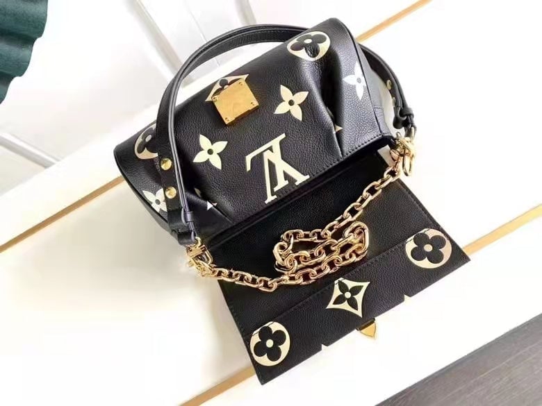 Louis Vuitton Favorite 24Cm Black view 9