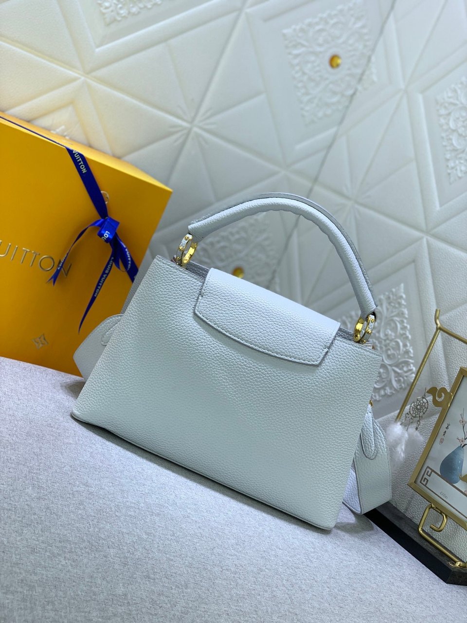 Louis Vuitton Capucines Ice Age White 31.5Cm view 6
