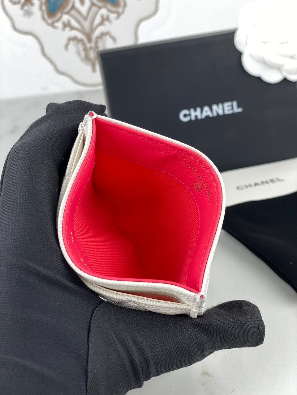 Chanel Card Holder 19.5 White Grained Calfskin Gold Icon view 4