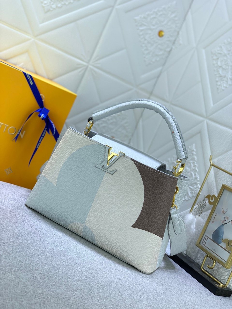 Louis Vuitton Capucines Ice Age White 31.5Cm view 7