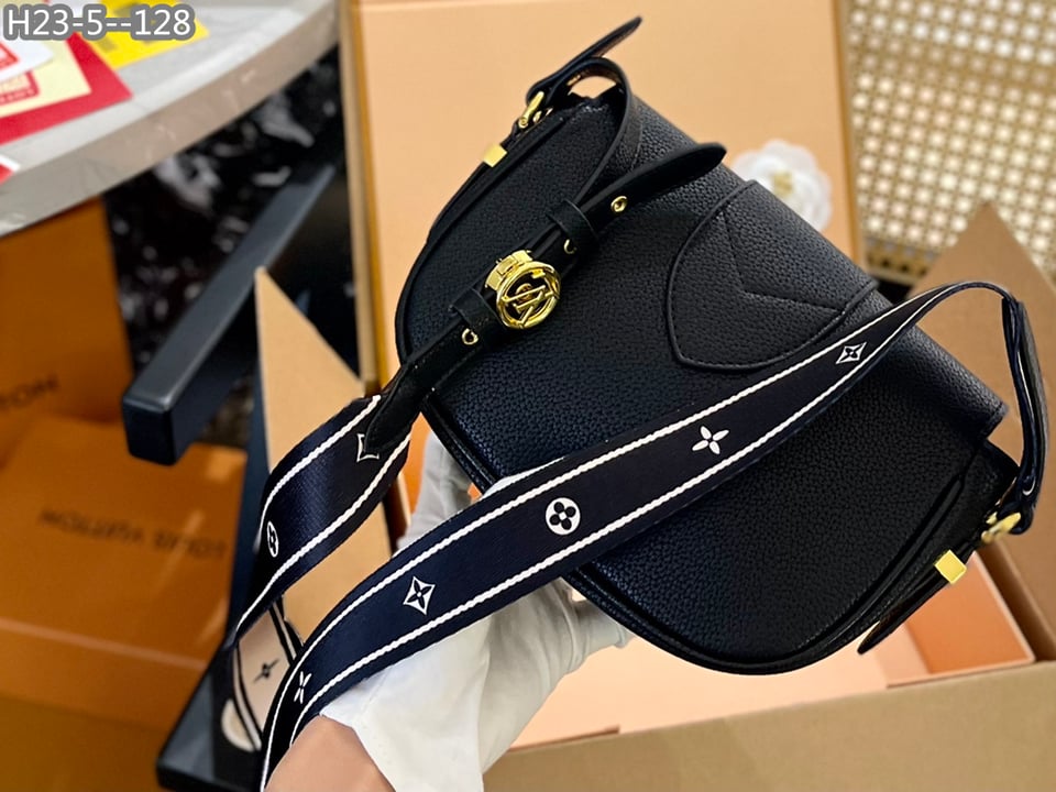 Louis Vuitton Pont 9 Soft Mm Black 25Cm M58967 view 4