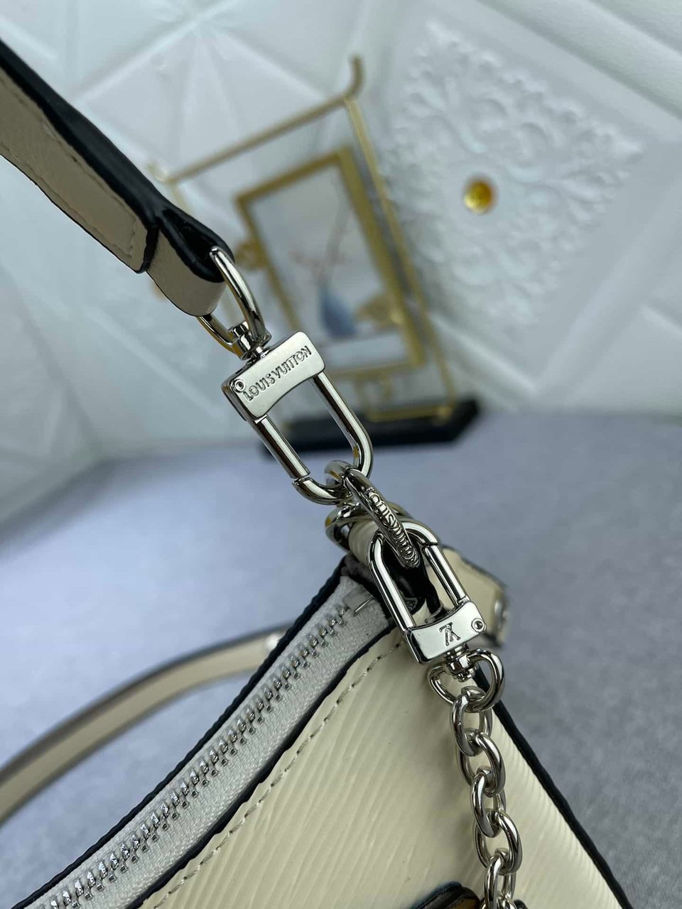 Louis Vuitton Marelle Quartz White 19 Cm view 3