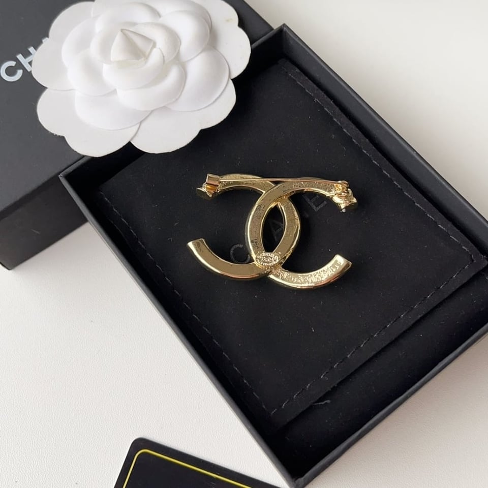 Chanel Cc Brooch Black And White view 8