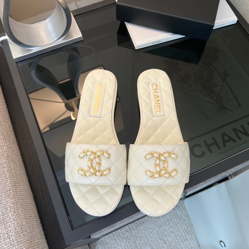 Chanel 23P Quilted Cc Chain Mule Sandal White view 9