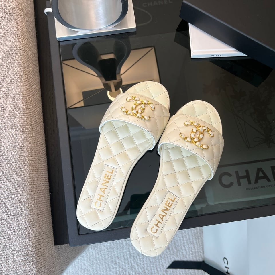 Chanel 23P Quilted Cc Chain Mule Sandal White view 8