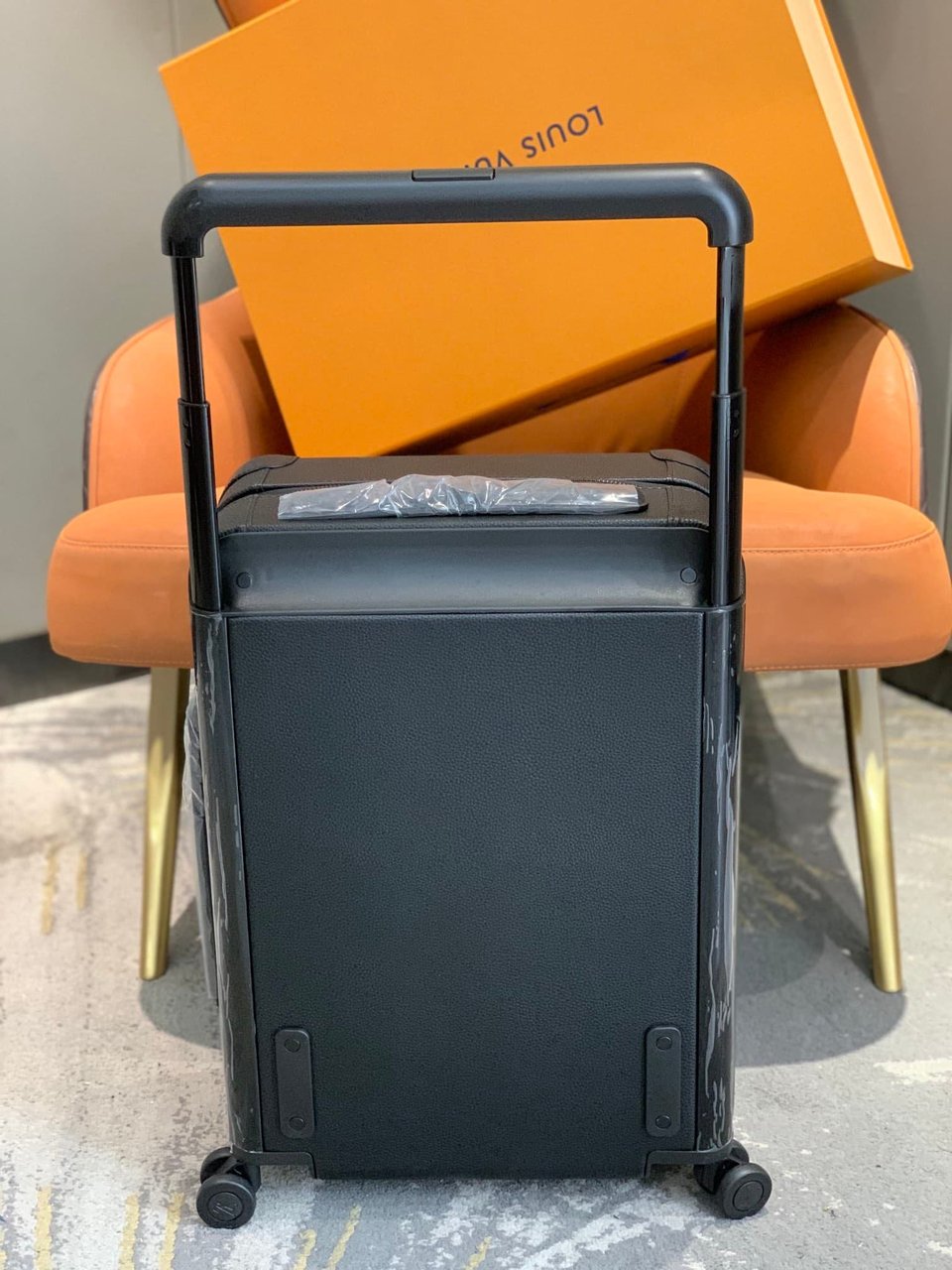 Louis Vuitton Horizon 55 Suitcase Grained Leather Black 55Cm M10240 view 7