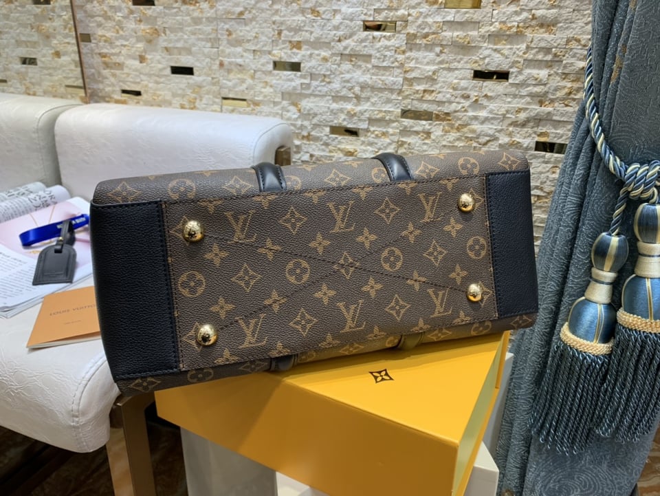 Louis Vuitton Soufflot Mm 36Cm Black view 3