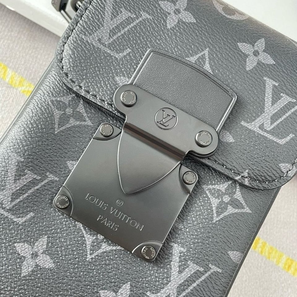 Louis Vuitton S-Lock Vertical Wearable Wallet Black 18Cm view 12