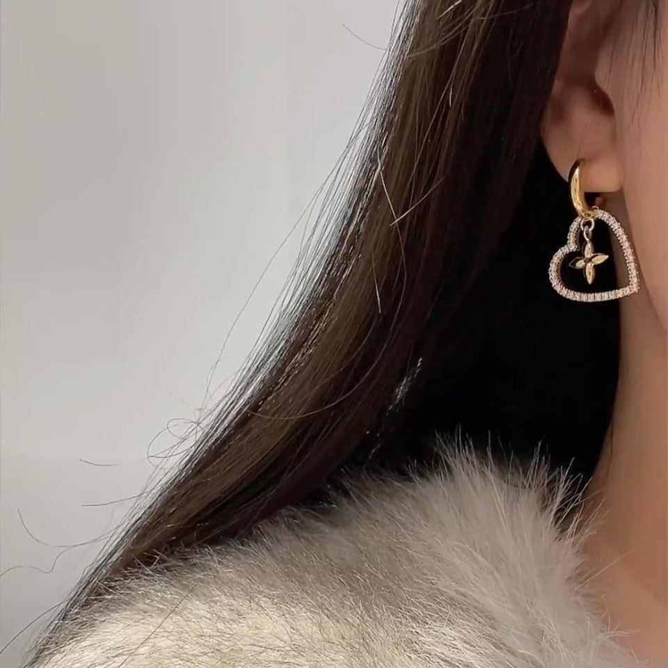 Louis Vuitton Heart Earrings White M02308 view 6
