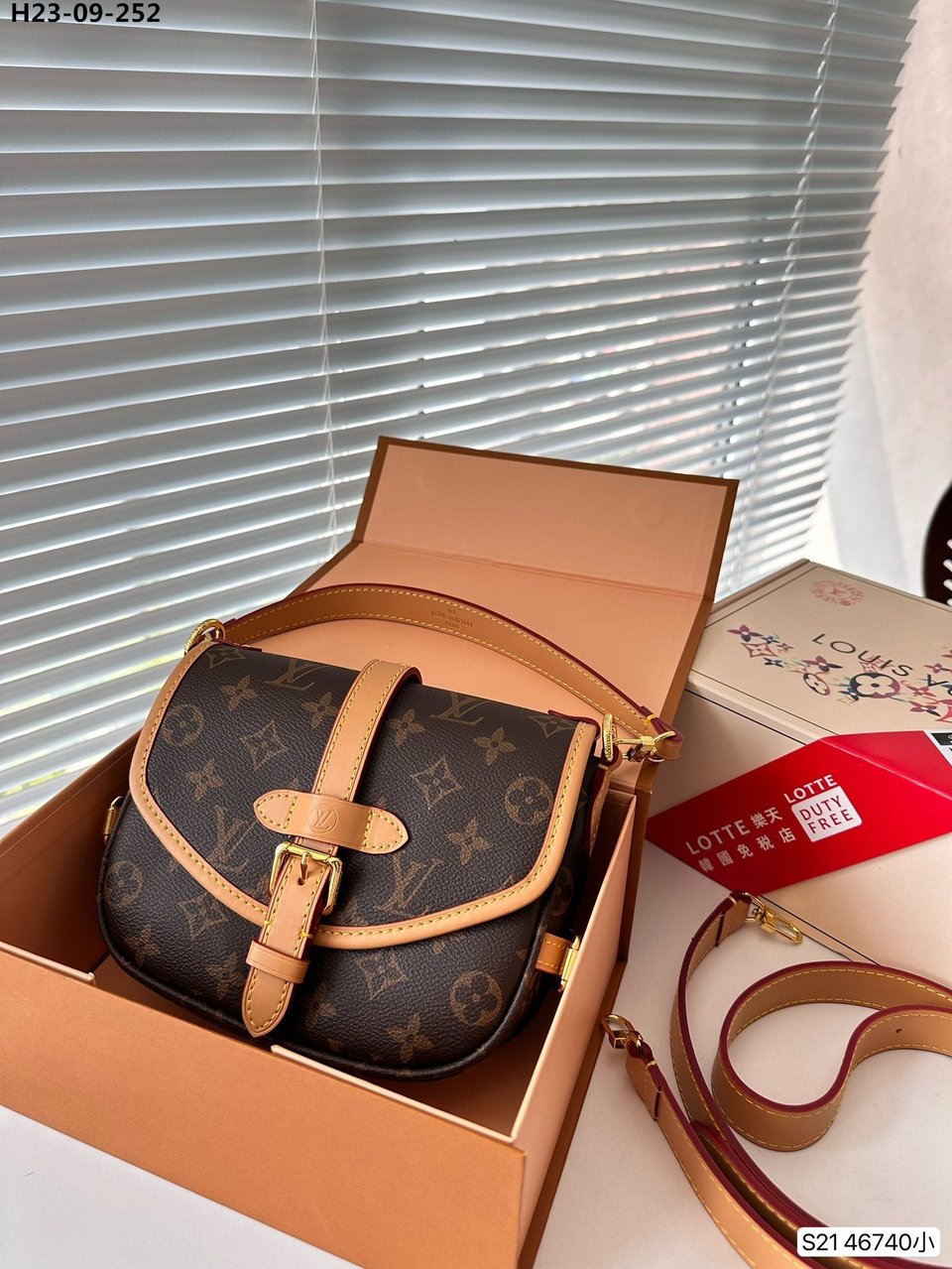 Louis Vuitton Saumur Monogram Brown 20Cm M46740 view 8