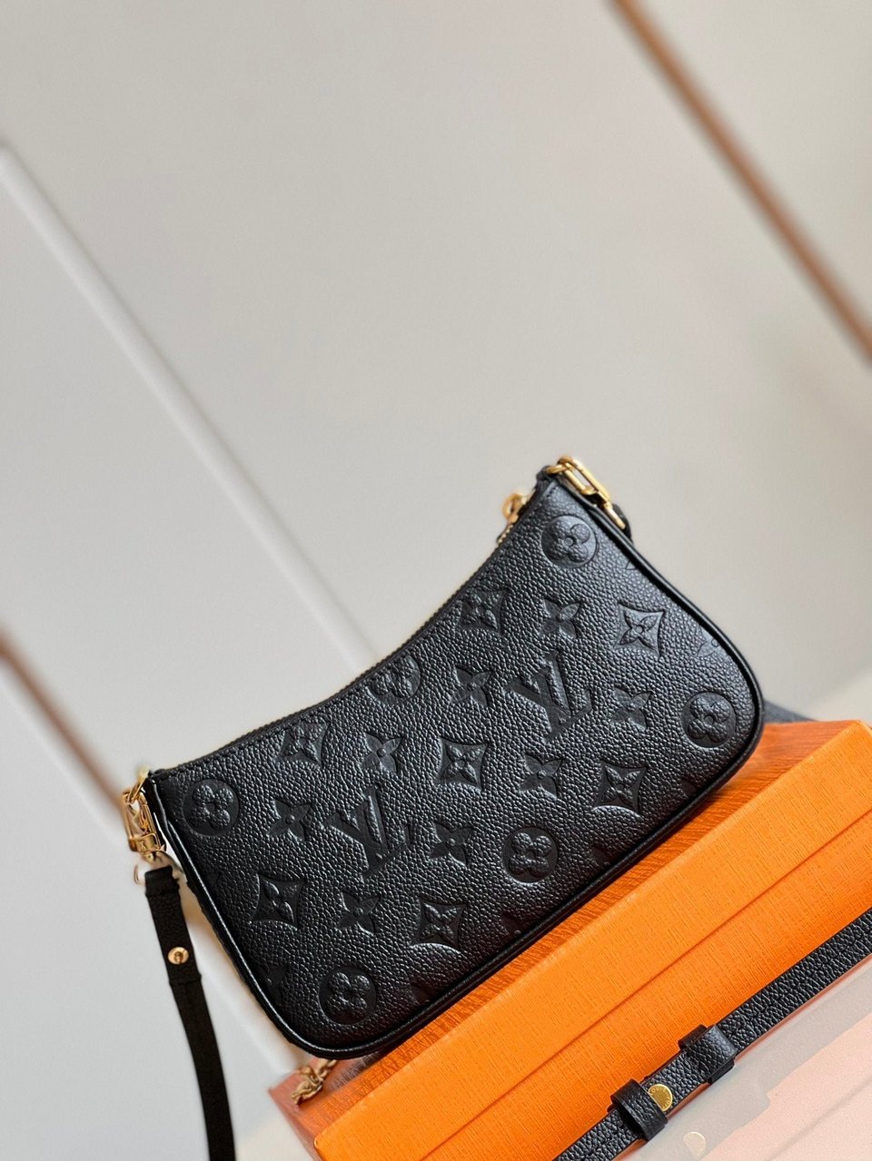 Louis Vuitton Easy Pouch On Strap 19Cm Black view 6