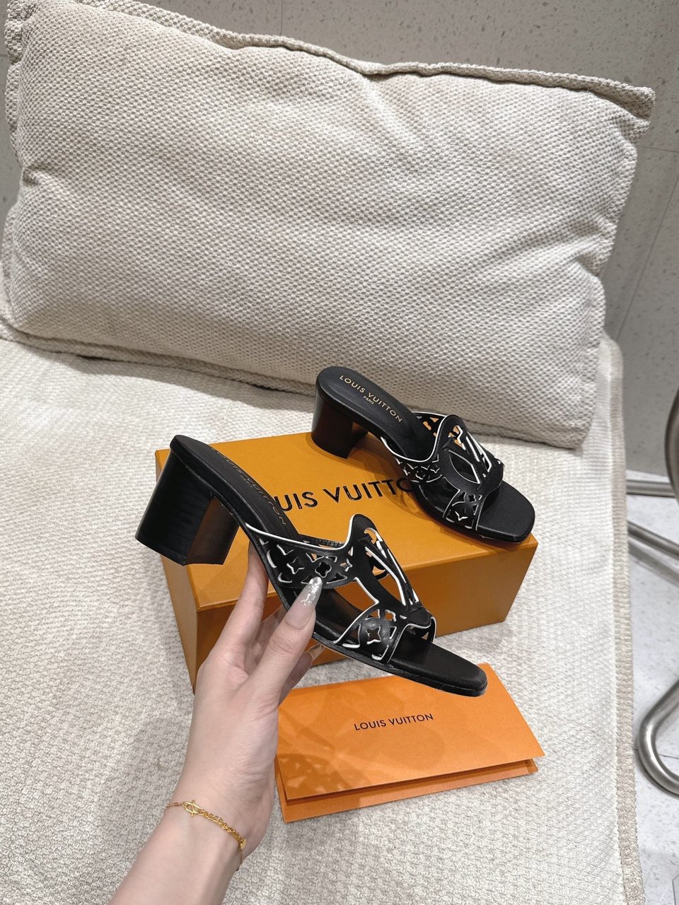 Louis Vuitton LV Isola Flat Mule Black 1AGYQN Women – 5.5cm Heel / 2.17in view 8