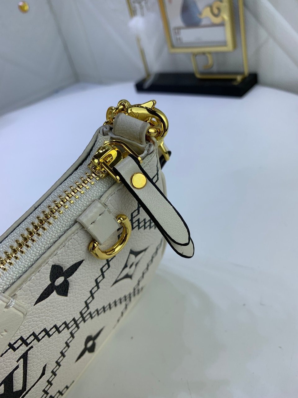 Louis Vuitton Easy Pouch On Strap White 19Cm view 7