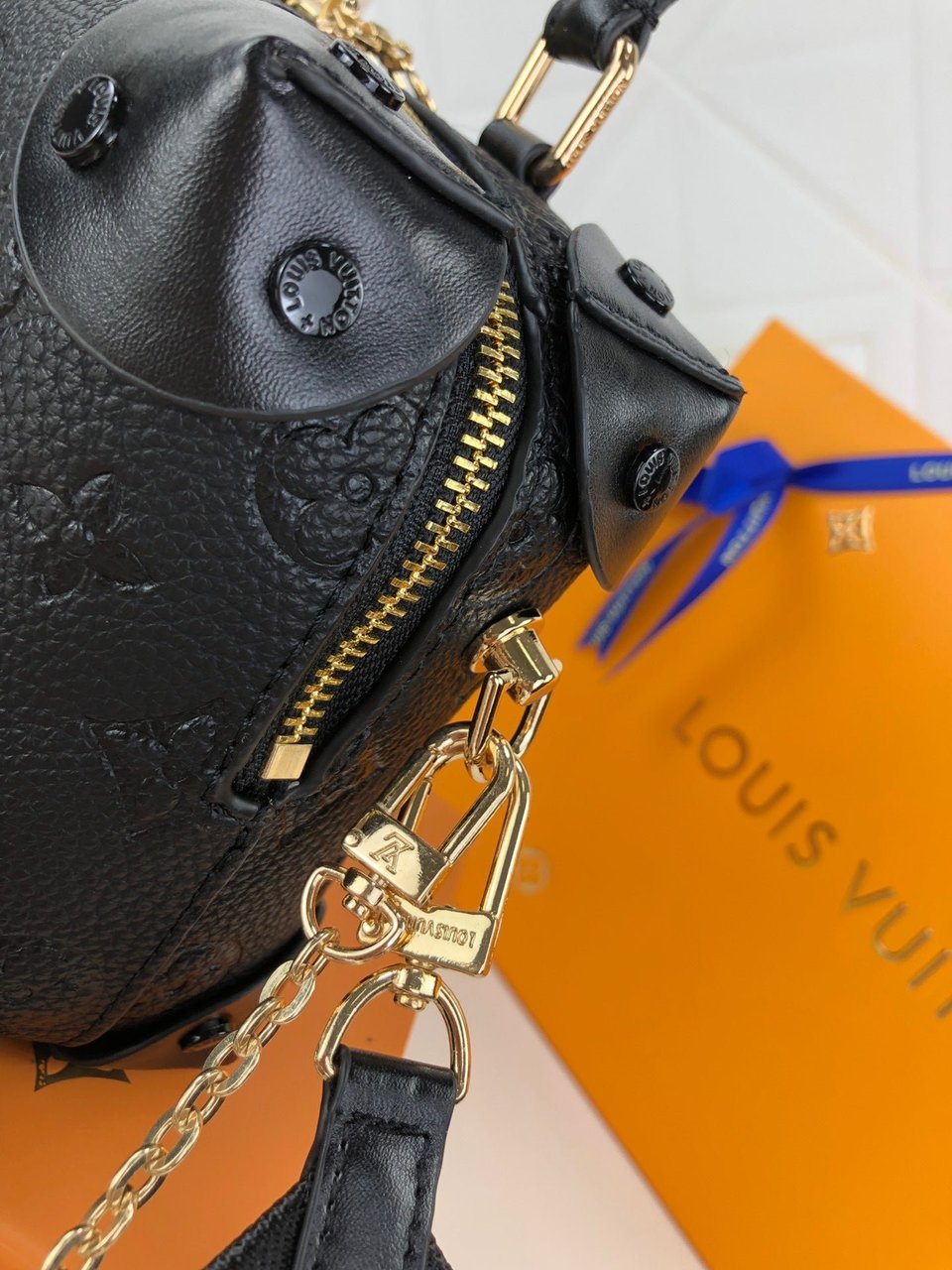 Louis Vuitton Saintong Monogram Canvas Black 22Cm view 4
