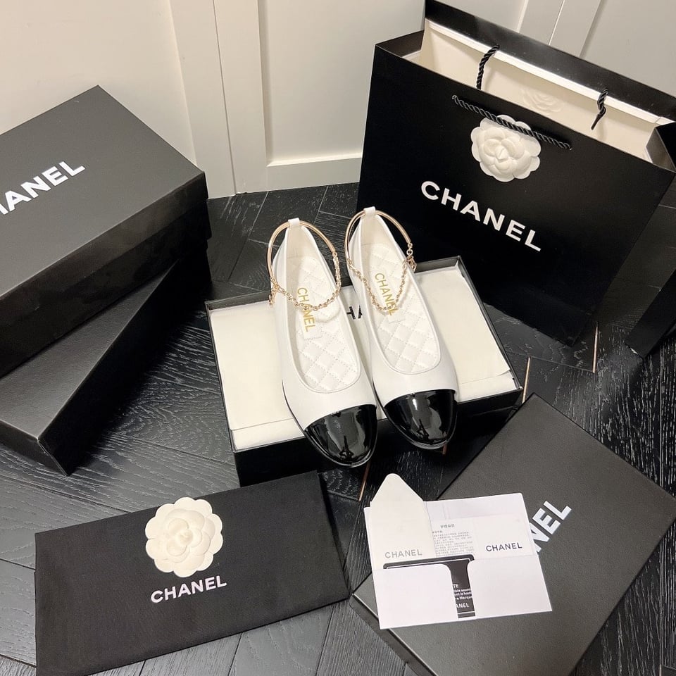 Chanel Interlocking Cc Logo Ballet Flats Black White view 10