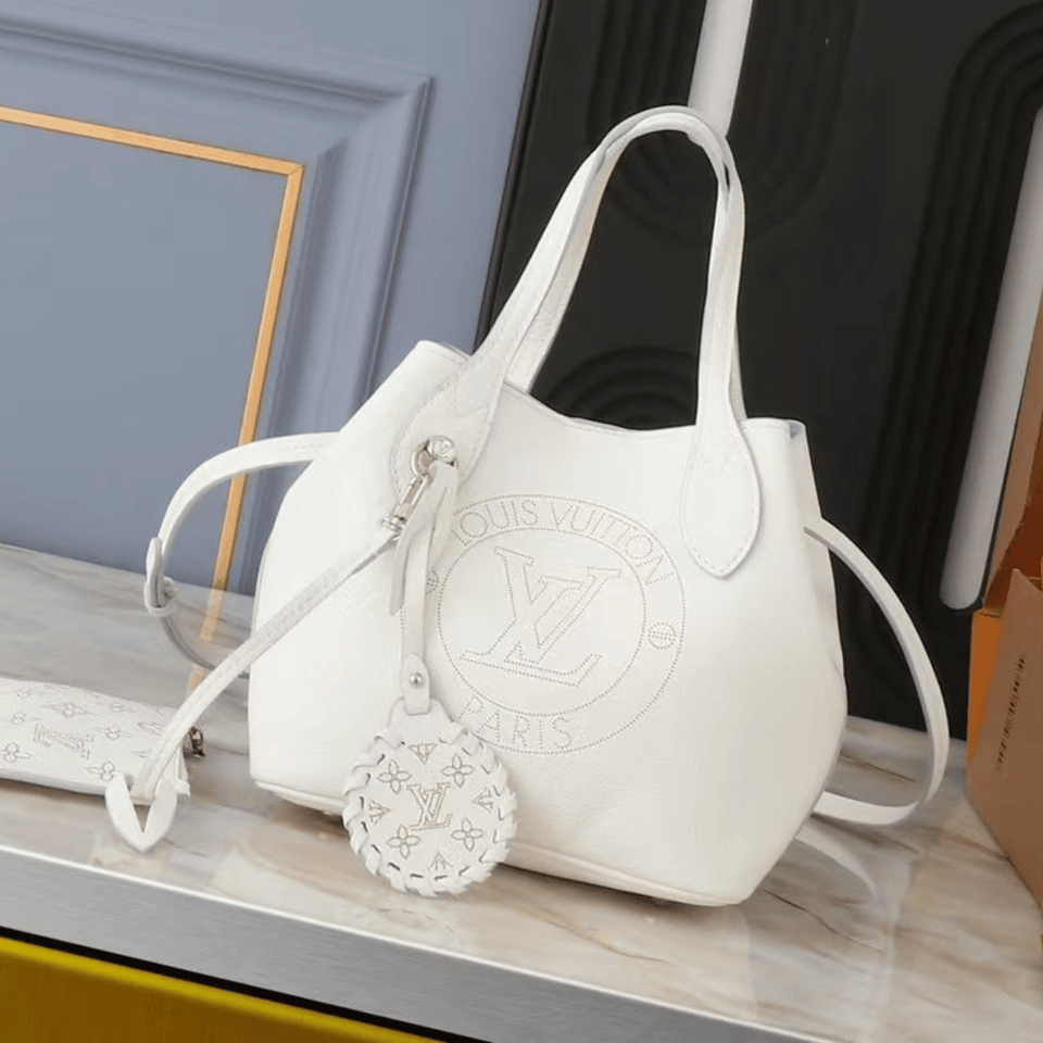 Louis Vuitton Blossom Mahina Bag With Lv Circle Motif White 23Cm view 3