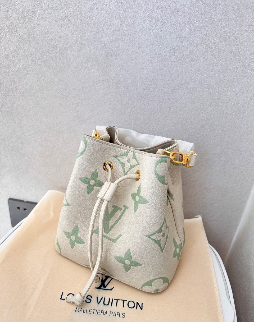 Louis Vuitton Neonoe Bb Milky Way Green 20Cm M24048 view 3