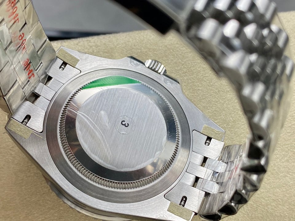 Rolex GMT-Master II 126710GRNR “Bruce Wayne” Jubilee 2024 view 7
