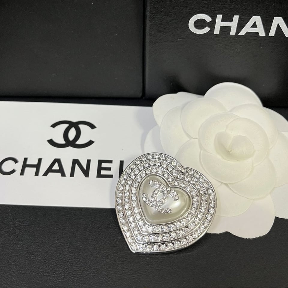 Chanel Cc Heart Brooch Silver With Pearl Heart view 7