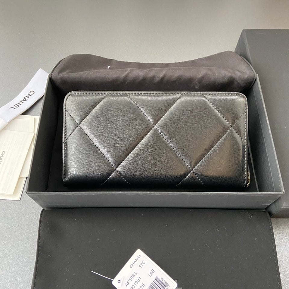 Chanel 19 Zipped Wallet 19.5Cm Black Calfskin Gold Hardware view 9