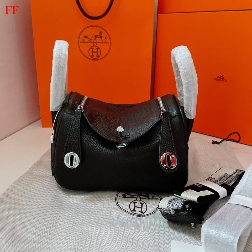 Hermès Lindy Mini 20 Black Clemence Leather with Palladium Hardware 20cm view 3