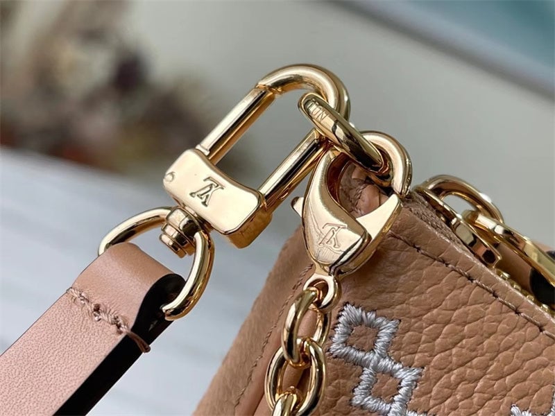 Louis Vuitton Easy Pouch On Strap 19Cm Beige view 5