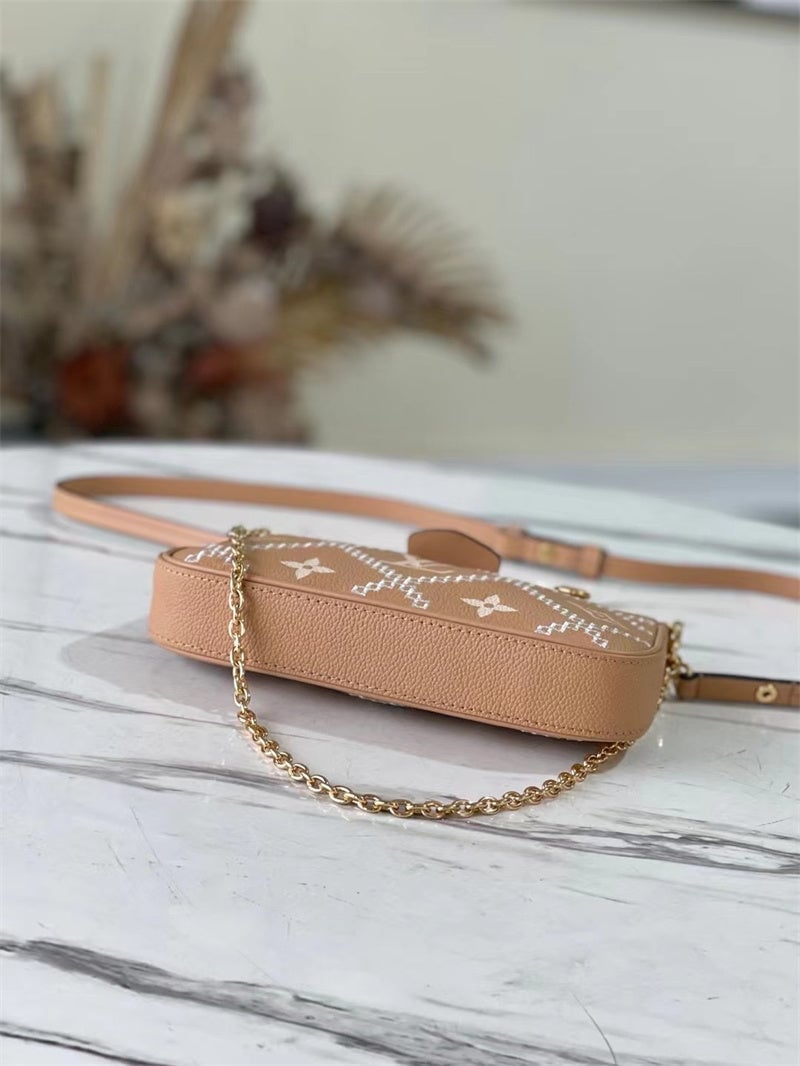 Louis Vuitton Easy Pouch On Strap 19Cm Beige view 9