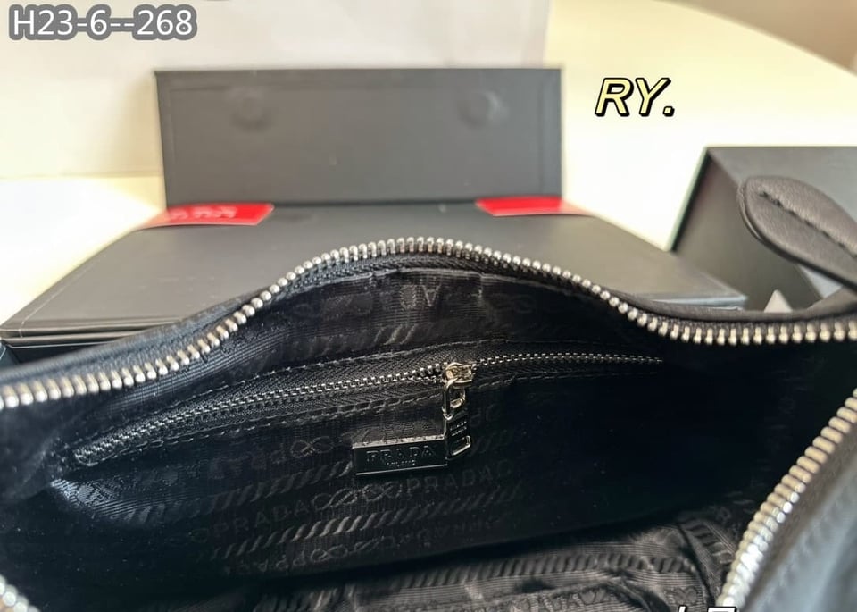 Prada Re Edition 2005 Re Nylon Bag Black 26Cm view 4