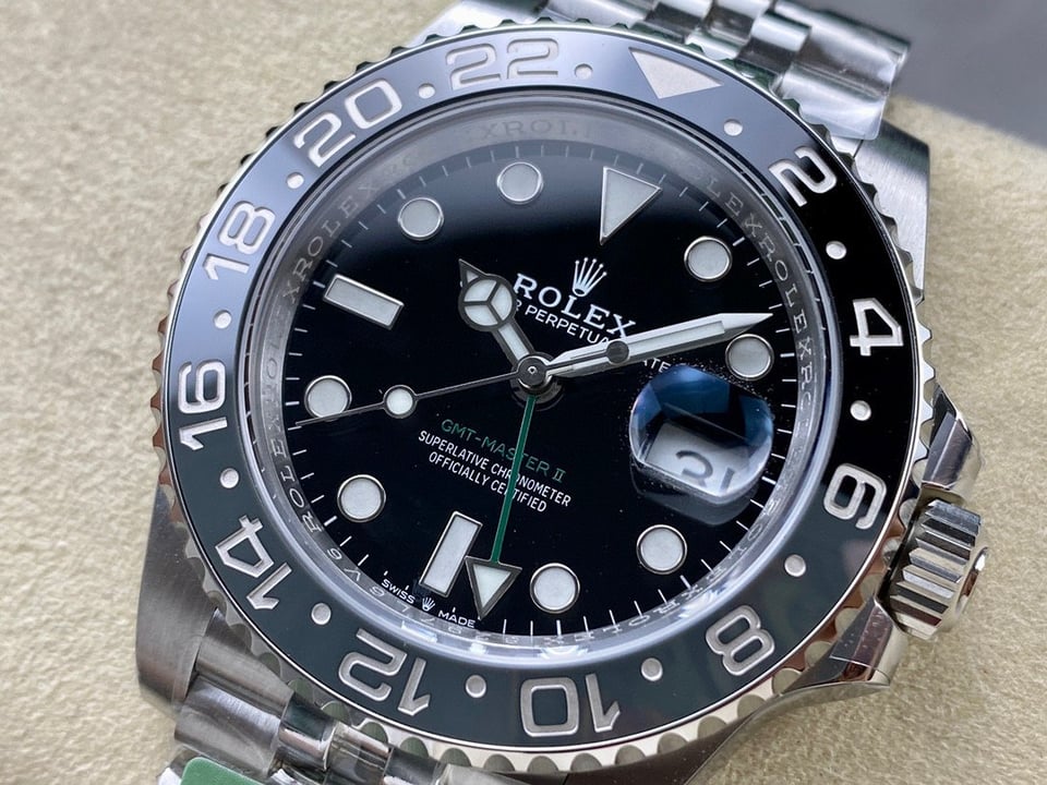 Rolex GMT-Master II 126710GRNR “Bruce Wayne” Jubilee 2024 view 3