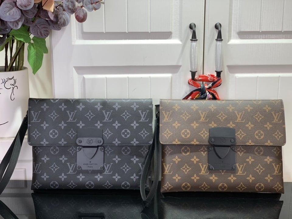 Louis Vuitton S Lock A4 Pouch Black 28Cm view 4